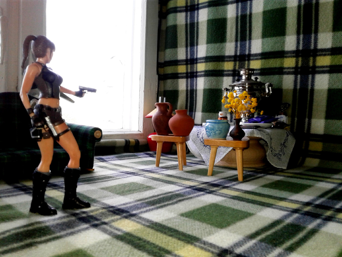 Лара тренируется в стрельбе.