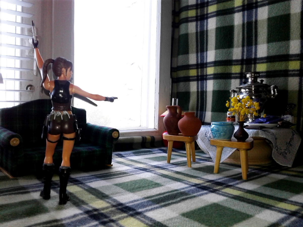 Лара тренируется в стрельбе.