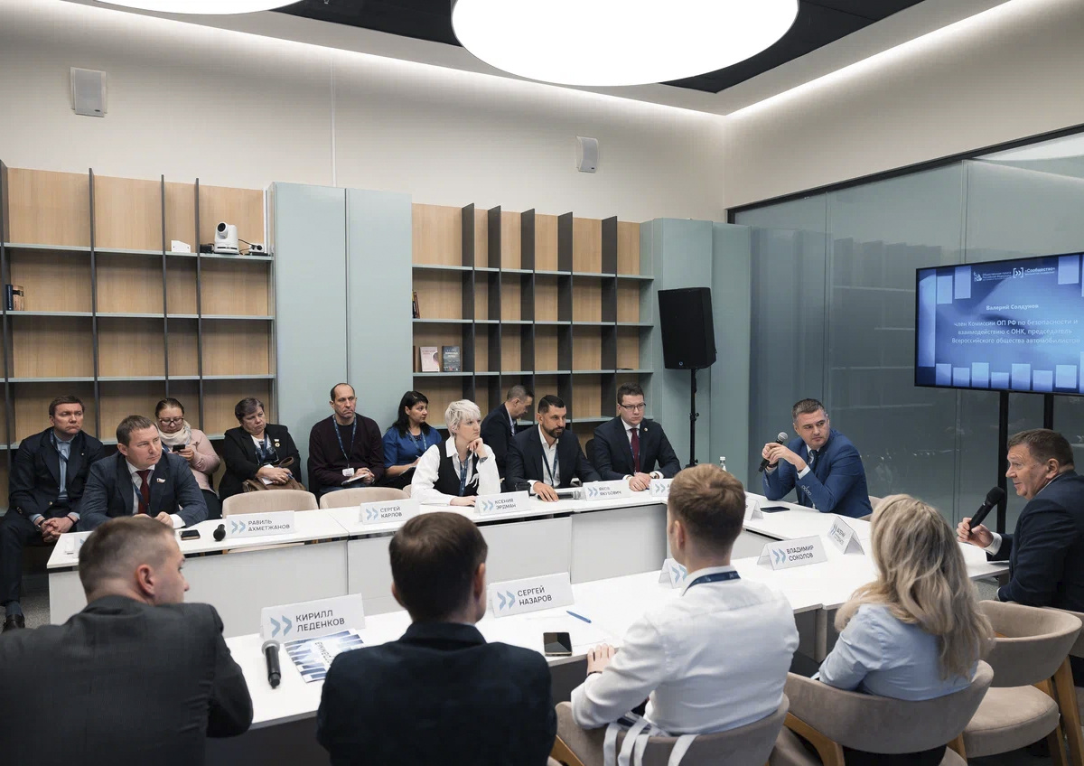    Водителям могут запретить держать в руках любые предметы во время движения?