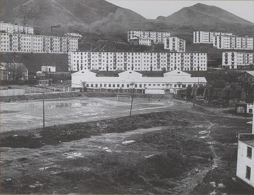Тогда ещё новый микрорайон из 1-307С на склоне сопки в Холмске. Фото с pastvu
