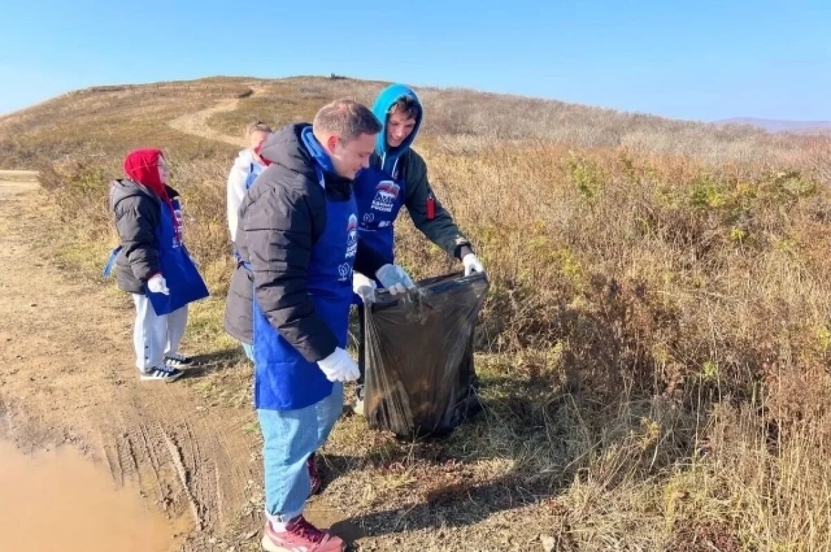    Волонтёры собрали на мысе Вятлина 50 мешков мусора