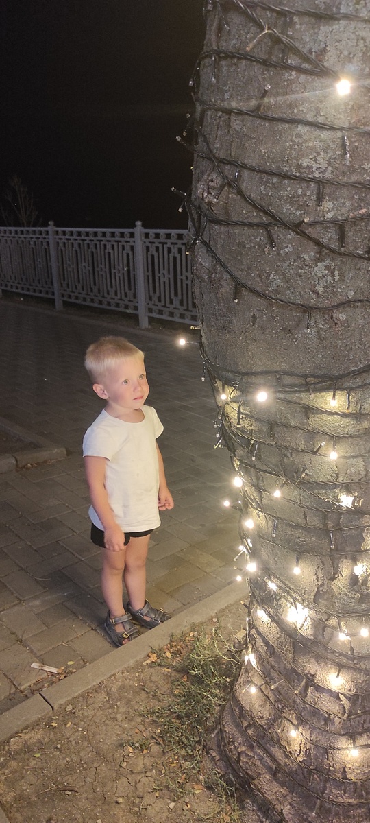 Олежка смотрит на огоньки. (Набережная  Анапы)