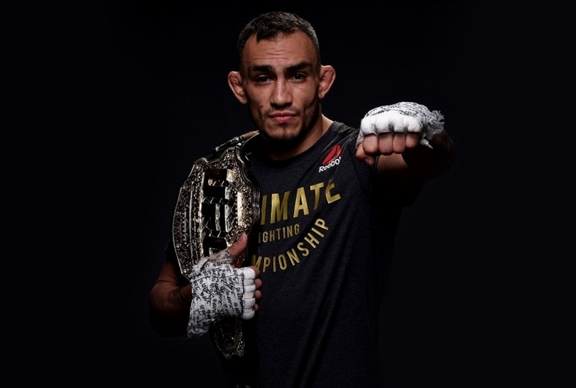 Тони Фергюсон с поясом временного чемпиона UFC в легком весе