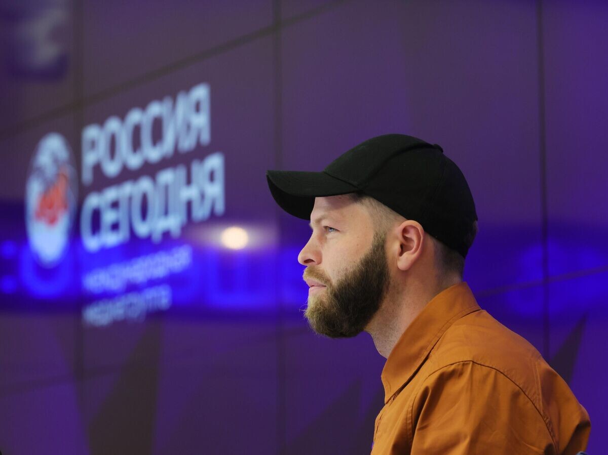    Дэниэл Мартиндейл во время пресс-конференции в Международном мультимедийном пресс-центре медиагруппы "Россия сегодня" в Москве© РИА Новости / Виталий Белоусов