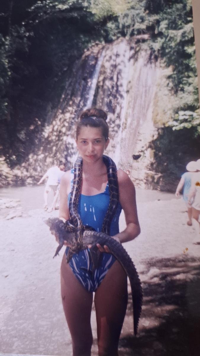 На экскурсии 33 водопада где-то в краснодарском крае. Мне здесь 15 лет 2000г.