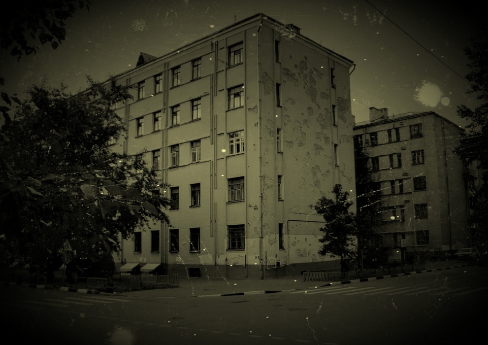 На заднем плане - мой дом, которого уже нет. Фото автора.