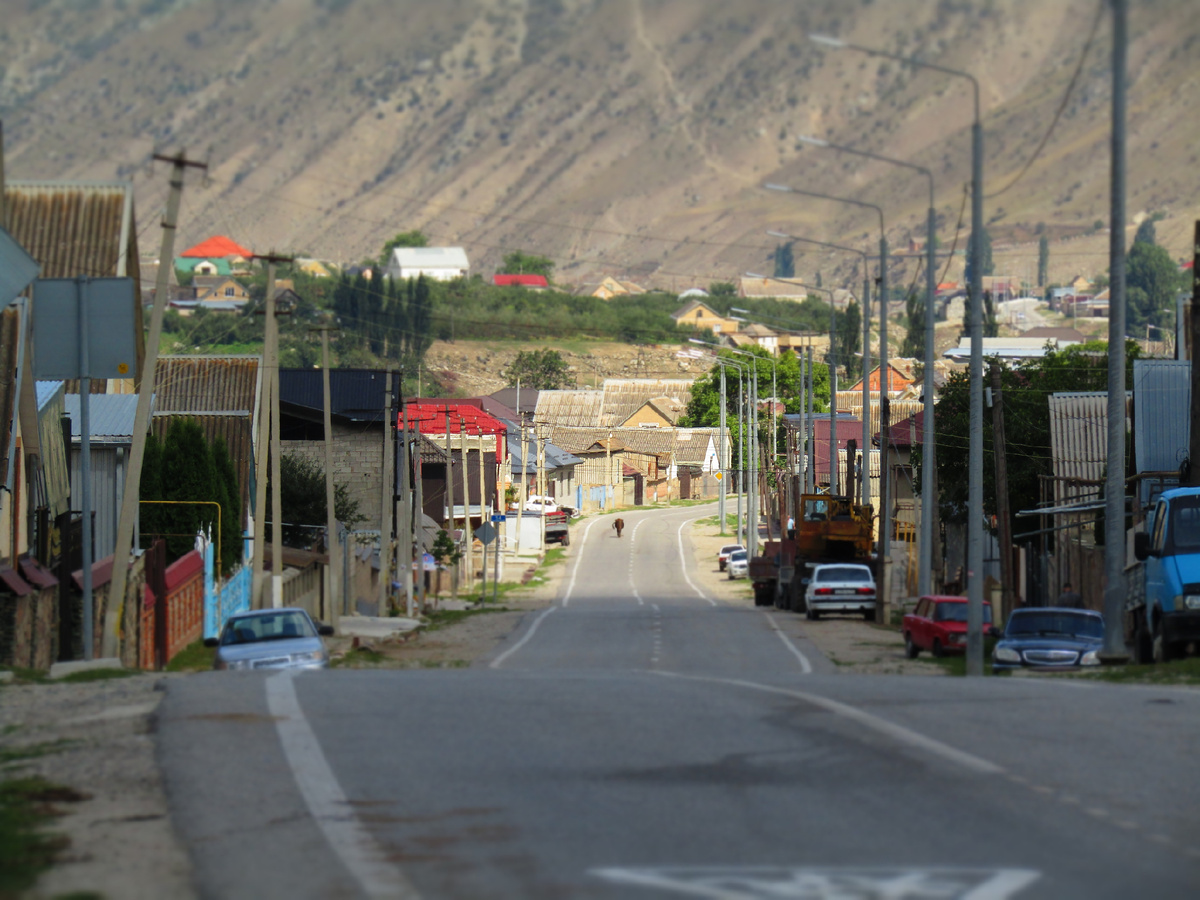 главная улица Таулуева тянется примерно на 6 км 