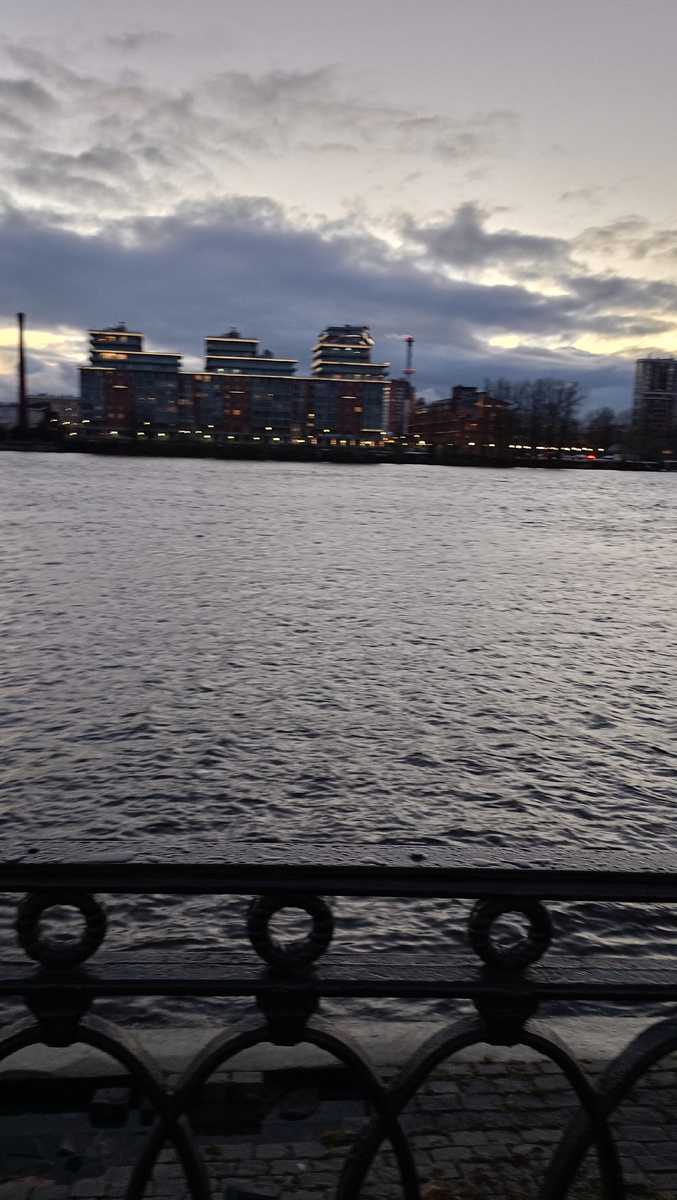 Прямо к Неве сразу и пришла. Ох как серо! Все мыслимые и немыслимые оттенки серого! И тучи видно, которые ушли дальше, насыпав снега