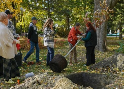 



📷



📷



📷



Этой высадкой мы хотим восстановить культурную идентичность парка и вернуть в него дубраву из 13 дубов, внести вклад в восстановление экосистемы. По легенде, записанной в Летописи Екатеринодара, «13 дубов росли в центре парка и смыкали свои кроны, создавая покров. В народе их называли Иисус Христос и 12  Апостолов,— рассказала директор общественного центра «Помоги городу» Елена Шувалова.