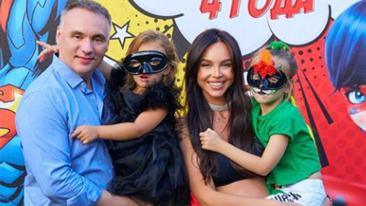 Настя Лисова с мужем и дочками. Фото: соцсети Насти Лисовой
