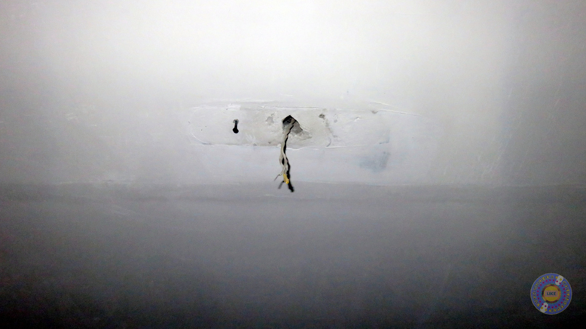 Светильник был на потолке.