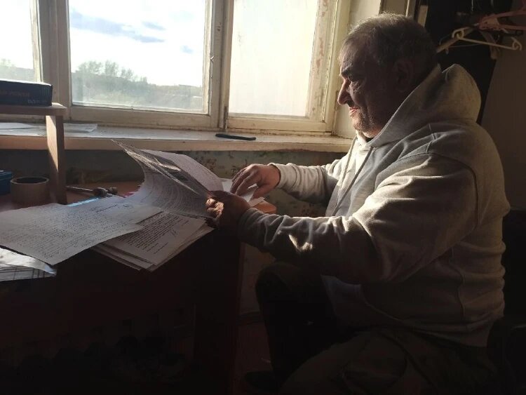 Дедушка Игоря Сергей Николаевич переживает за судьбу внука. Фото: Мария Толстихина.