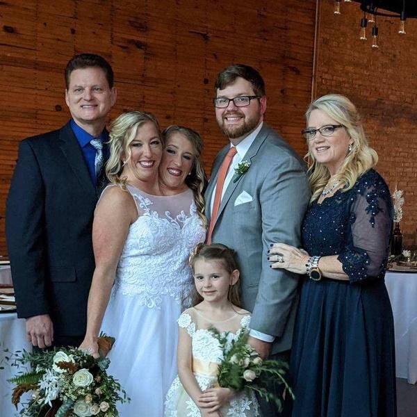    Сёстры Хенсел с семьей мужа. Фото: СтарХит