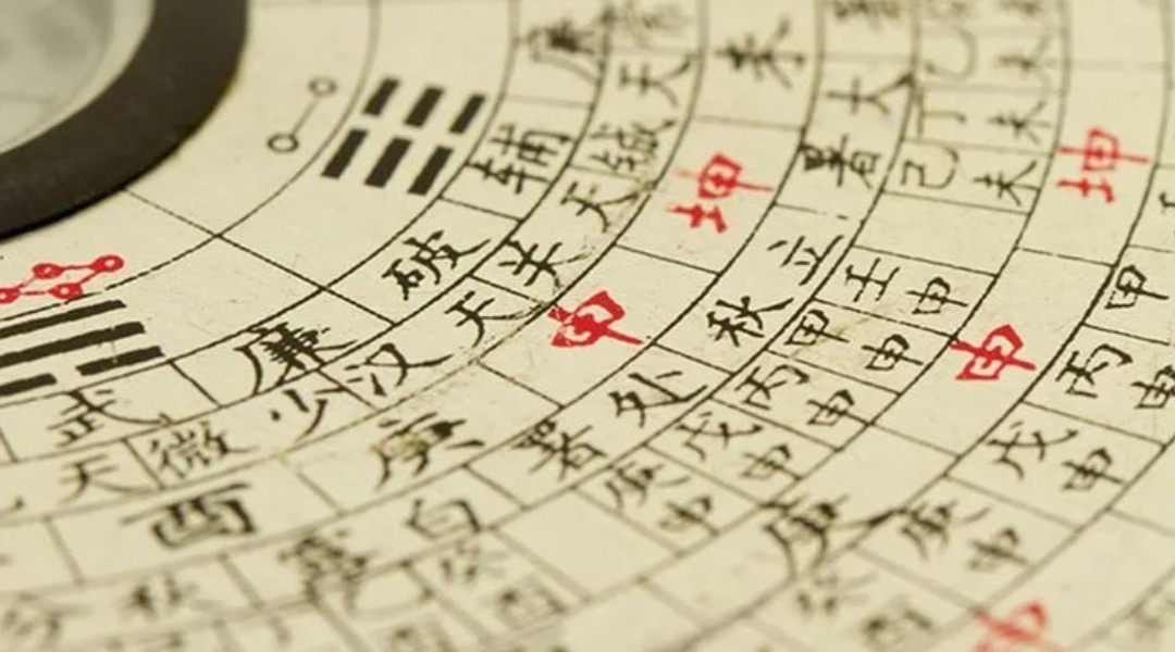 Книга Перемен, известная также под названием Ицзин (или "И-Цзин"), представляет собой один из самых древних и значительных текстов, которые составляют основу китайской философии и культуры. Ее исторические корни уходят более чем на 3000 лет назад, и она занимает центральное место в китайской мудрости, выступая как источник предсказаний и глубоких философских размышлений. В этой статье мы подробно рассмотрим ключевые аспекты данного произведения, его смысл, структуру, а также влияние на культуру и общество.

### Исторический контекст

Книга Перемен появилась в период династии Шан и была создана на основе устных традиций, которые затем были записаны в письменной форме. Первоначально этот текст использовался как средство предсказания и ориентации в сложных жизненных обстоятельствах. Однако с течением времени философские идеи, содержащиеся в Ицзин, стали гораздо более значительными, привлекая внимание как ученых, так и простых людей. Важное влияние на формирование Книги Перемен оказали такие философские течения, как конфуцианство и даосизм, что обогатило ее содержание новыми концепциями и подходами.

### Структура книги

Книга Перемен состоит из 64 уникальных гексаграмм — символов, каждая из которых формируется из шести линий, которые могут быть целыми (представляющими принцип ян) или разорванными (символизирующими принцип инь). Каждая из этих гексаграмм сопровождается текстом, который интерпретирует ее значение и предлагает советы в различных жизненных ситуациях. Таким образом, гексаграммы и их толкования образуют основную структуру книги и служат важным инструментом для предсказания и глубокого анализа.

### Символизм и философия

Суть Книги Перемен заключается в понимании изменений и постоянства в человеческой жизни. Основная идея произведения состоит в том, что все явления в окружающем мире подвержены изменениям, и крайне важно уметь адаптироваться к этим изменениям. Каждая гексаграмма отражает конкретные ситуации и состояния, подчеркивая, что каждое действие несет в себе последствия, которые могут быть как положительными, так и отрицательными.

Книга также исследует концепцию взаимодействия инь и ян, представляя их как два противоположных, но одновременно взаимодополняющих начала. Это взаимодействие создает необходимый баланс и гармонию как в природе, так и в самом человеке. Таким образом, Ицзин учит нас тому, что понимание изменений и способность к адаптации — это ключ к успешной и гармоничной жизни.

### Практическое применение

Ицзин используется не только как инструмент для предсказания будущего, но также и как философский текст, который способствует саморефлексии и личностному росту. Многие люди обращаются к Книге Перемен в моменты неопределенности, чтобы получить совет или новое понимание своей текущей ситуации. Процесс гадания, который включает в себя бросание монет или использование специальных палочек, позволяет случайным образом выбрать одну из гексаграмм, что делает каждый сеанс уникальным и неповторимым.

### Влияние на культуру

Книга Перемен оказала глубокое и многогранное влияние на китайскую культуру, искусство, литературу и философию. Она вдохновила множество мыслителей, поэтов и художников на создание произведений, основанных на ее принципах. Кроме того, Ицзин нашел свое место в западной культуре, где его философия и методы начали активно изучаться и использоваться в контексте психологии и личностного развития, что свидетельствует о его универсальности и актуальности.

### Заключение

Книга Перемен — это не просто текст, а глубокий источник мудрости, который на протяжении тысячелетий помогает людям понимать как окружающий мир, так и самих себя. Ее философия изменений, взаимодействия инь и ян, а также практическое применение в предсказаниях делают ее уникальным произведением, сохраняющим свою актуальность и в современном мире. Ицзин учит нас, что жизнь — это постоянный и динамичный процесс изменений, и только через понимание этих изменений мы можем достичь необходимой гармонии и баланса в своем существовании.