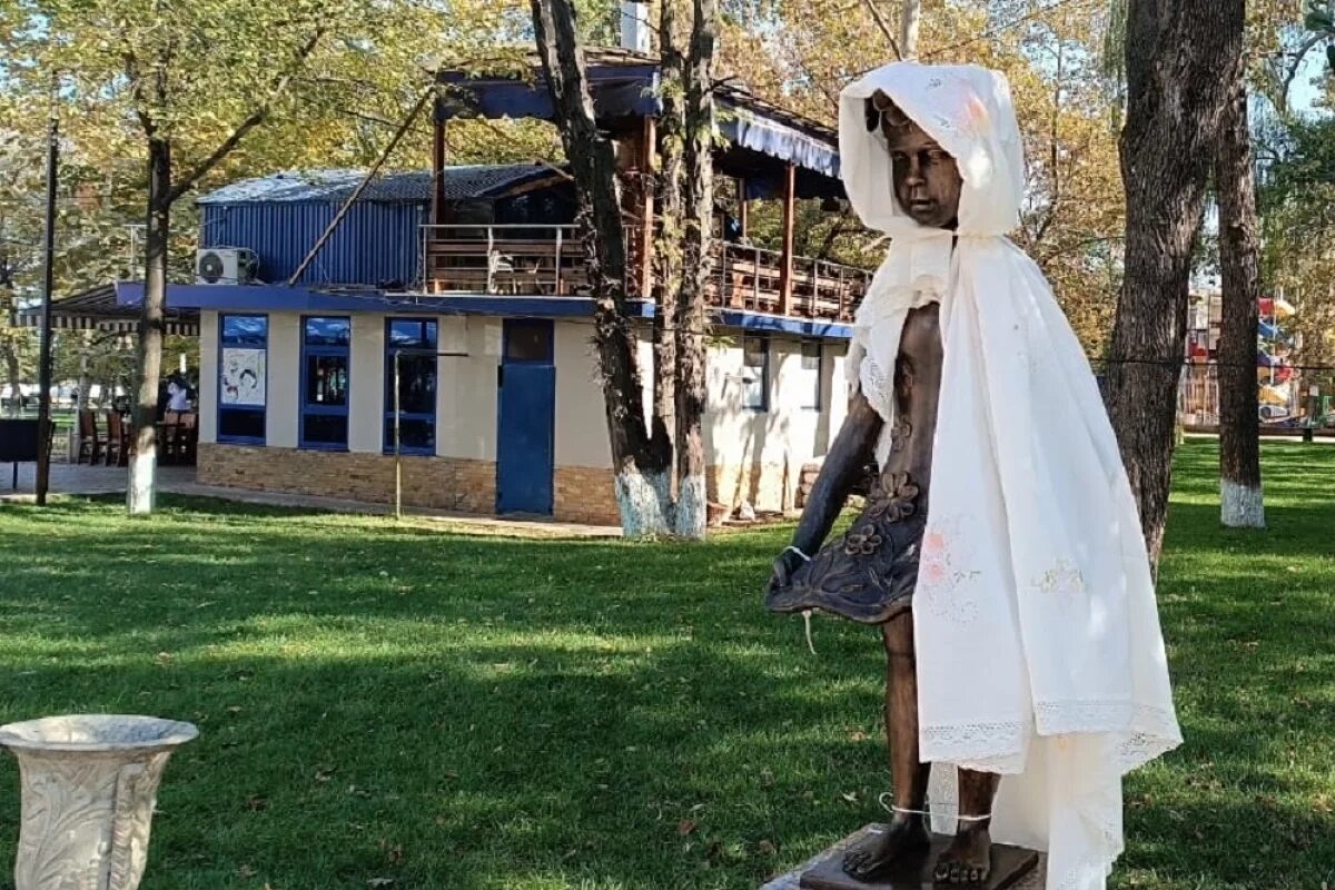    Страшную копию стыдливо прикрыли.