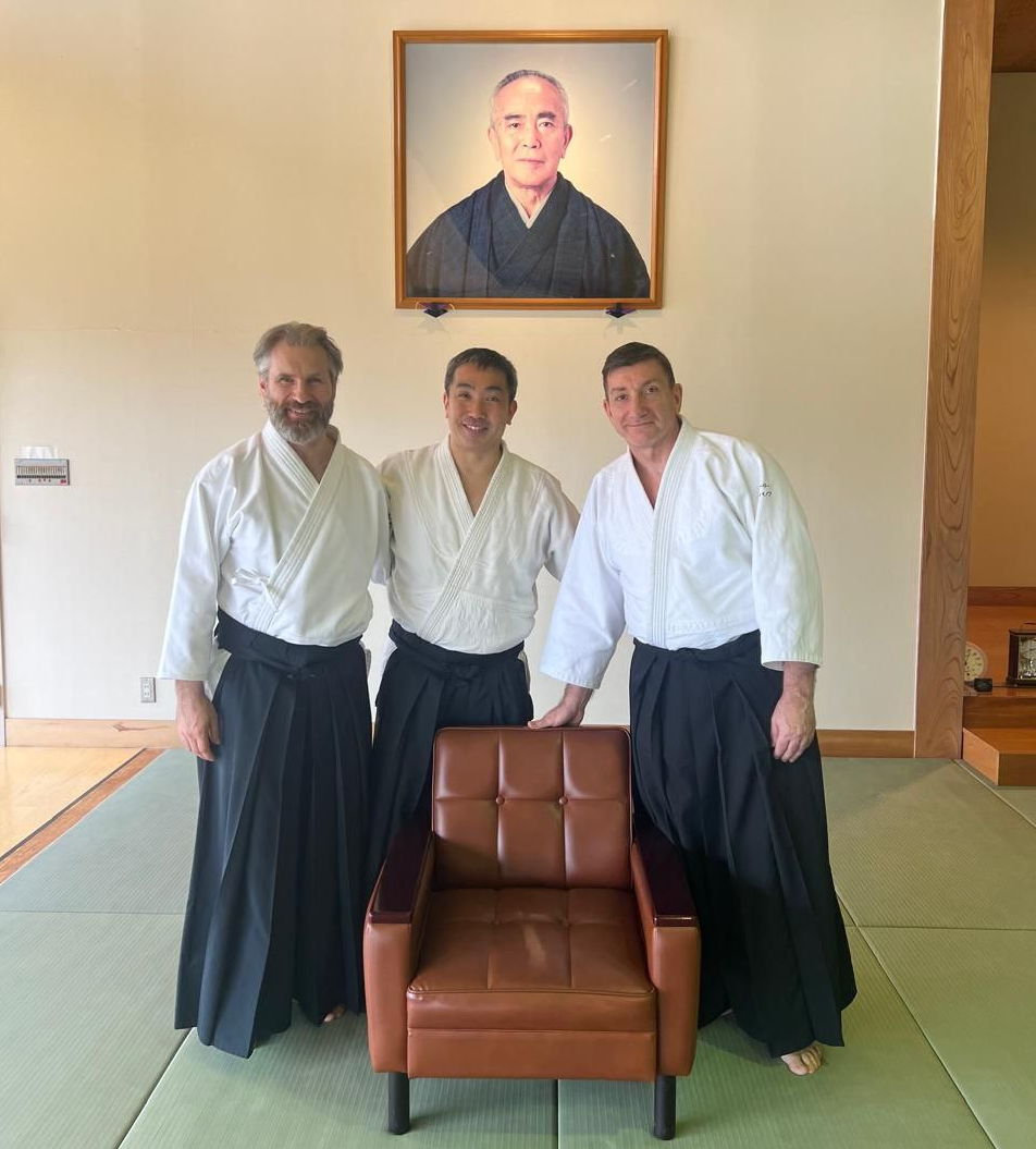  Слева на право: Игорь Гуревич, 4 дан, Синити Тохей, председатель общества Син Син Тоицу Айкидо, Юрий Степанов, 6 дан, глава Российской Объединенной Федерации Син Син Тоицу Айкидо. 