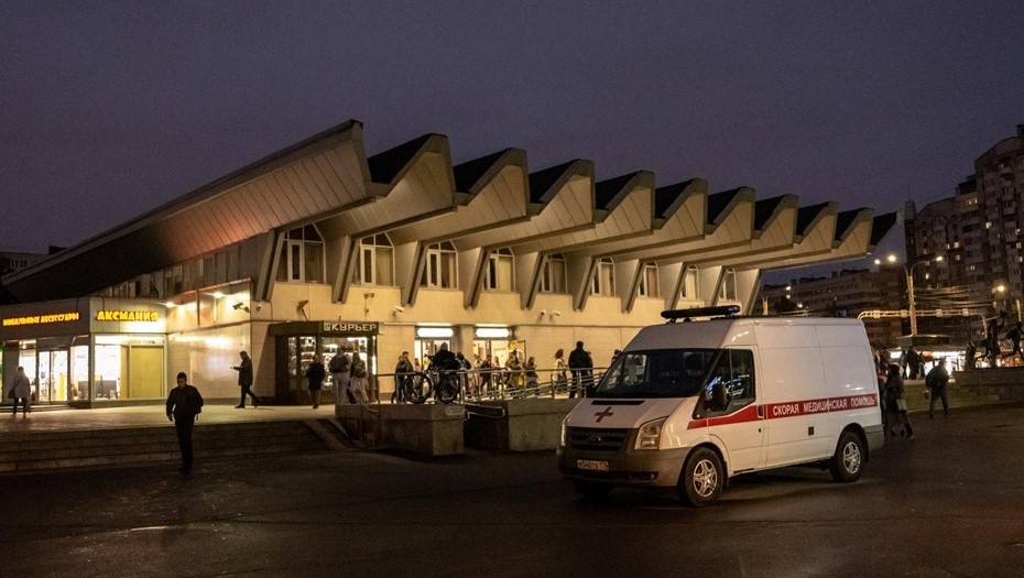    Автомобиль бригады скорой помощи стоит у павильона станции метро Пионерская. Автор фото: Тихонов Михаил/"ДП"