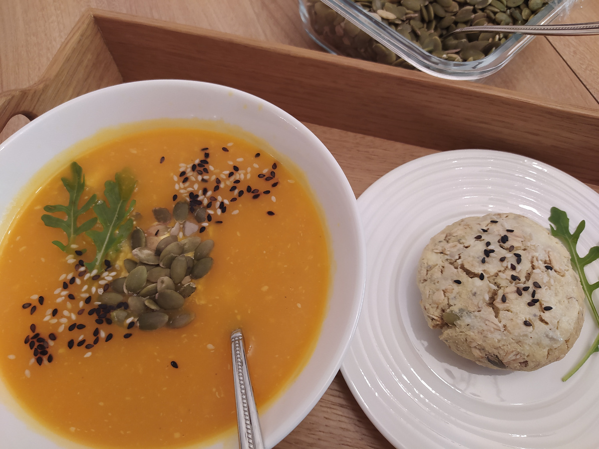 Тыквенный суп-пюре с индейкой и творожная булочка.