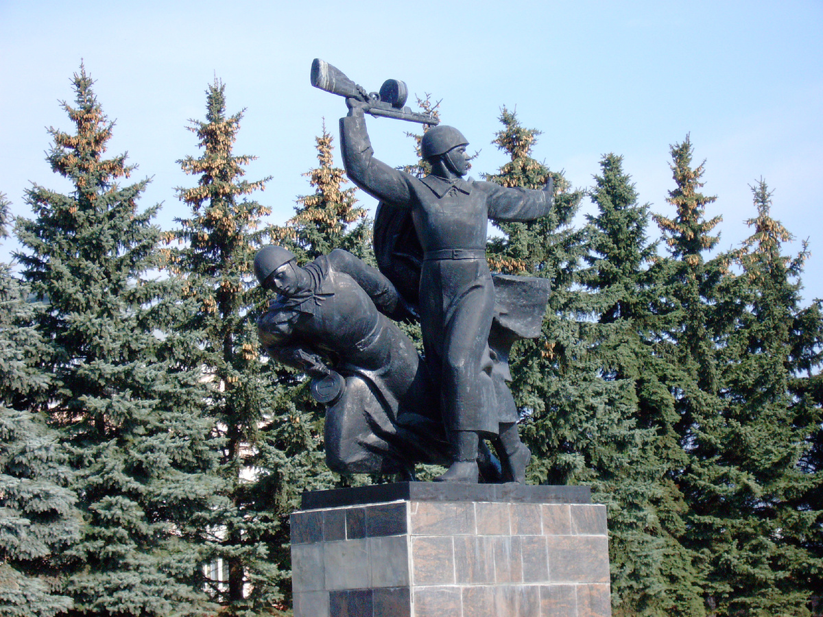 Александров, памятник у вокзала, мое фото