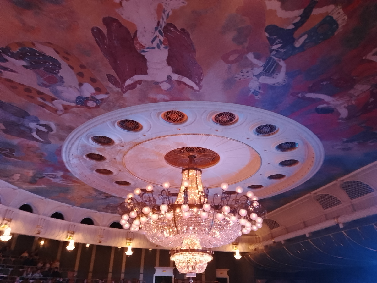 На первом ярусе балкона красивейший потолок и люстра так близко.