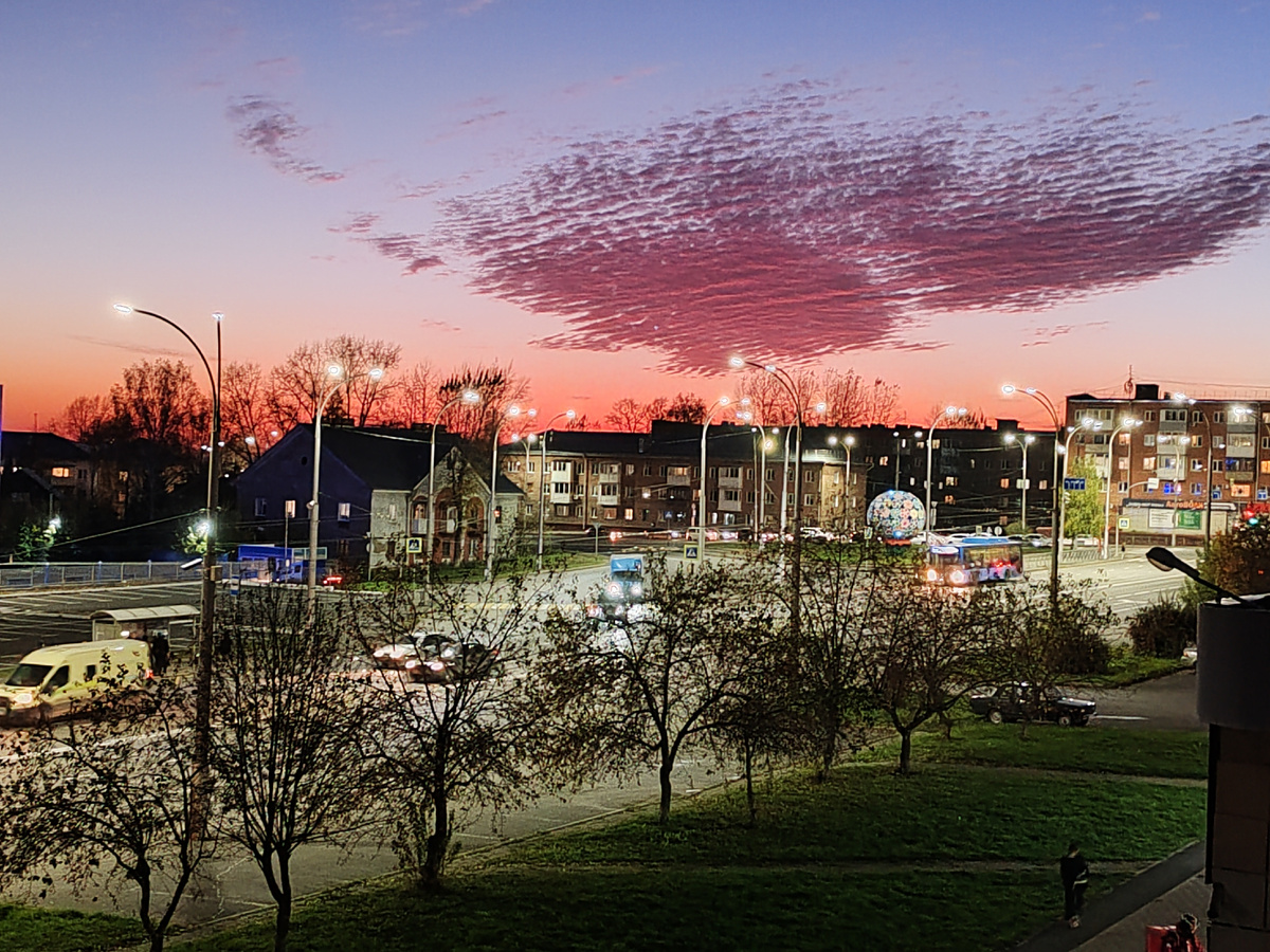 Вид из моего окна, снимала закат, это уже не час пик. А в час пик тут ой-ё! Фото искать долго, как-то снимала.