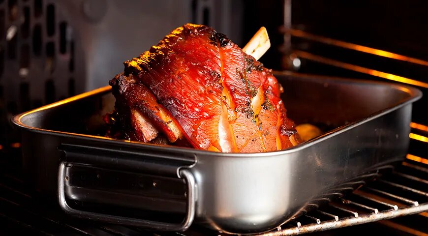   Время запекания рульки в духовке — 30-40 минут (Shutterstock/FOTODOM)