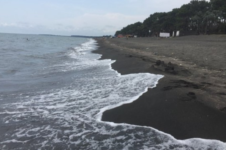 Гурийский пляж с магнитным чёрным песком.