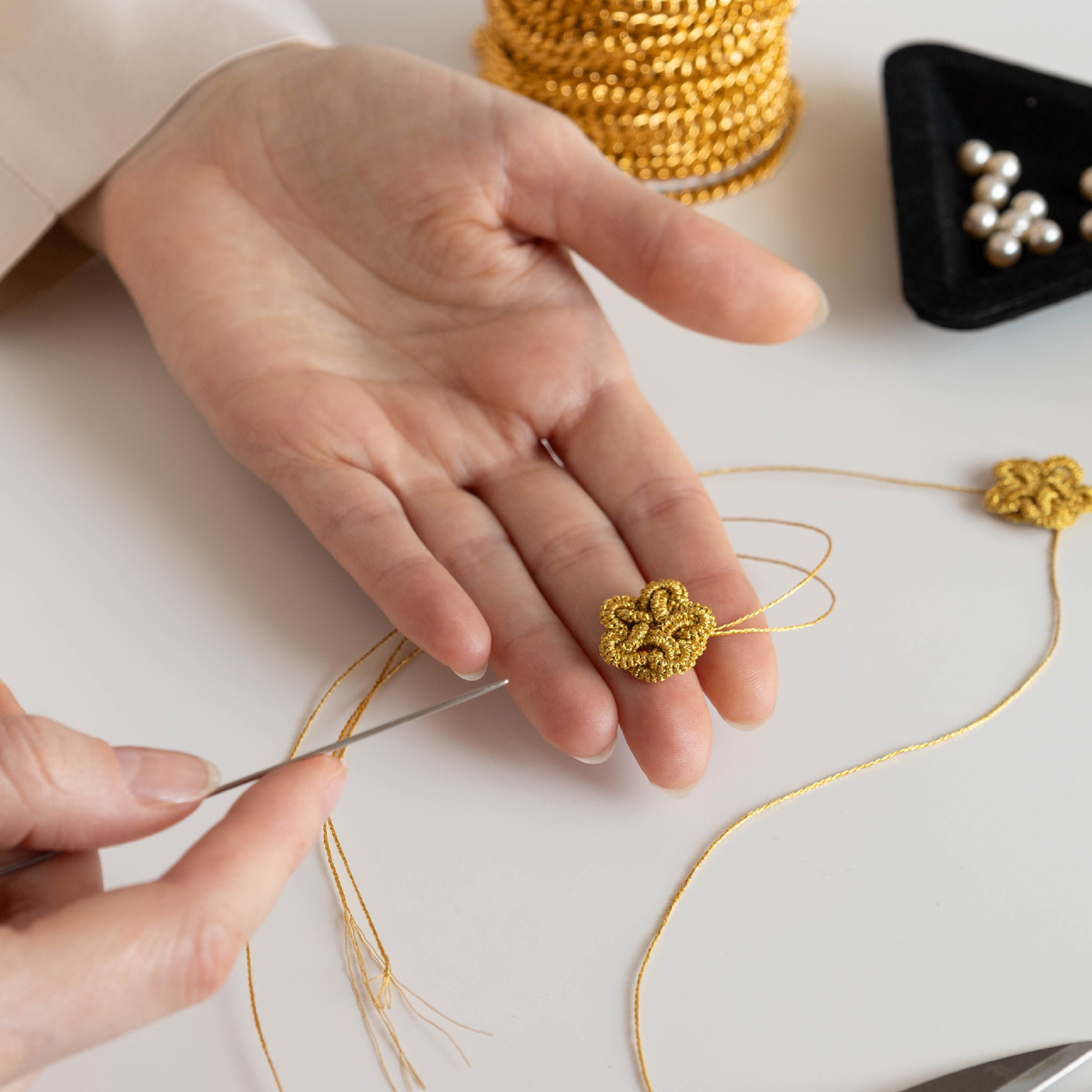 Процесс создания серёжек-гвоздиков в технике фриволите иглой