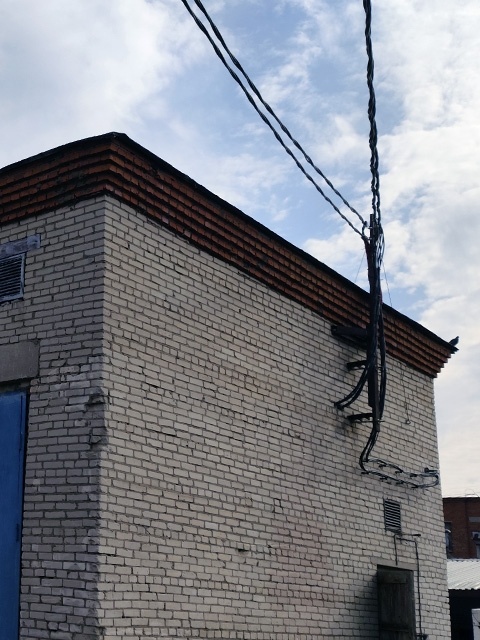 Когда кабель прокладывается на открытом воздухе, важно выбрать материал, устойчивый к различным погодным условиям