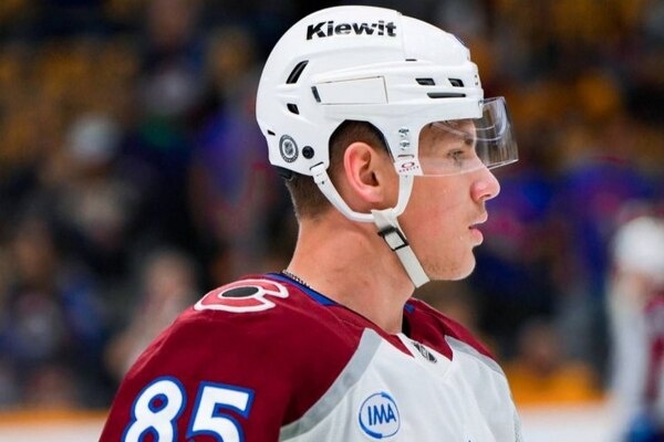    20-летний хоккеист из Оренбурга Никита Прищепов дебютировал в НХЛ в составе клуба «Колорадо Эвеланш»