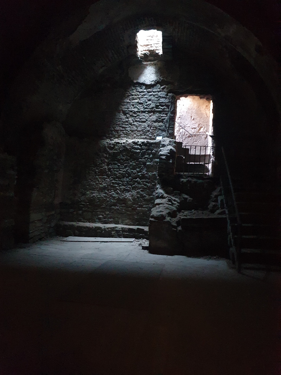 Вид через решетку в кафе Albura Kathisma на остатки Дворца