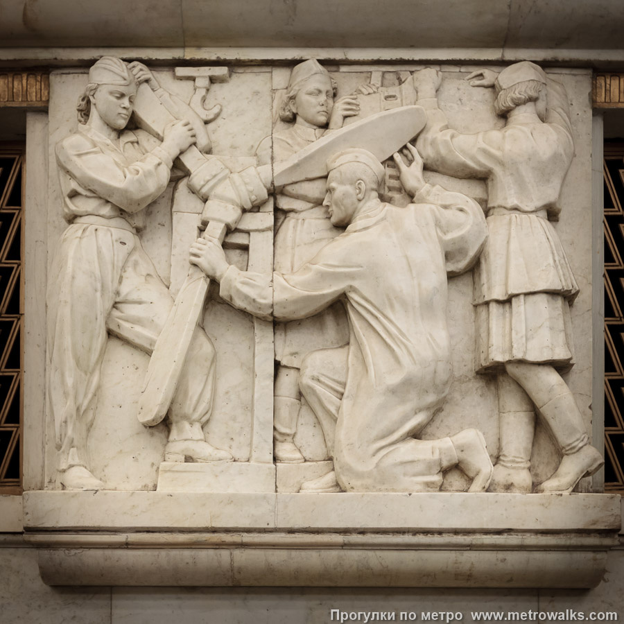 Барельеф "авиаторы". Фото с metrowalks.com