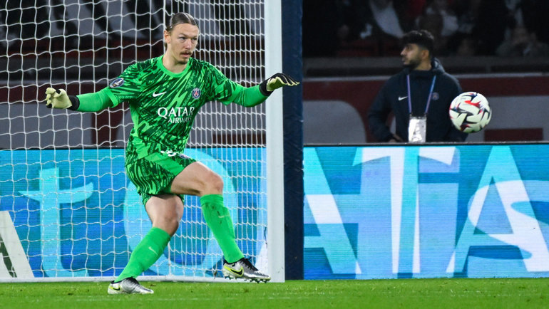    Вратарь «ПСЖ» Матвей Сафонов отражает удар в матче против «Ланса» (1:0) 2 ноября 2024 года. Global Look Press