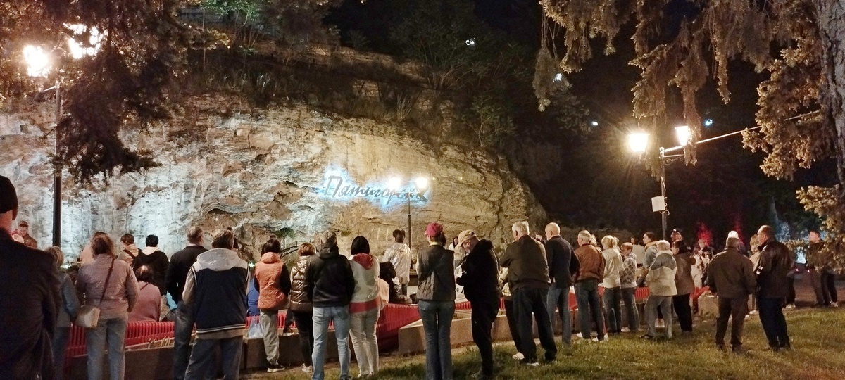 Музыка и танцы в вечернем Пятигорске