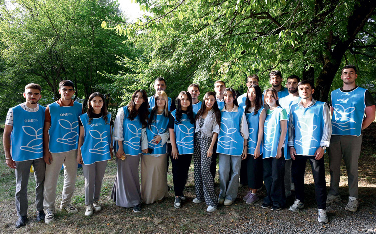 Лейла Алиева с членами Азербайджанского молодежного объединения России, приглашенными на мероприятие