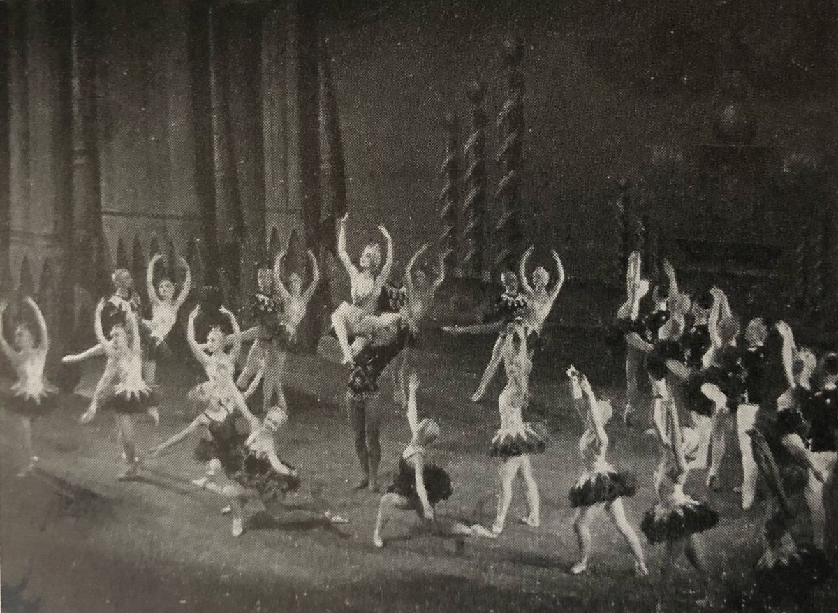 Заключительная сцена балета Джорджа Баланчина «Ballet Imperial», поставленного Баланчиным для балета Сэдлерс Уэллс в Ковент-Гардене в 1950 году, с новыми декорациями Юджина Бермана. Восемнадцать вызовов на бис! Марго Фонтейн — балерина, Берил Грей (на коленях) — солистка.