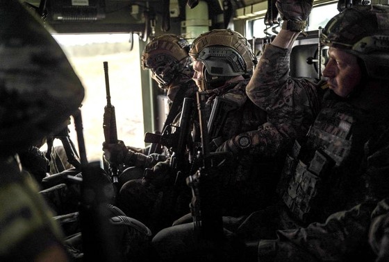    Военнослужащие Вооруженных сил Украины в зоне боевых действий