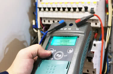 В статье подробно рассматриваются принципы, лежащие в основе понимания обозначений тока, и предлагаются методы обучения, которые помогут ученикам легче усваивать материал.