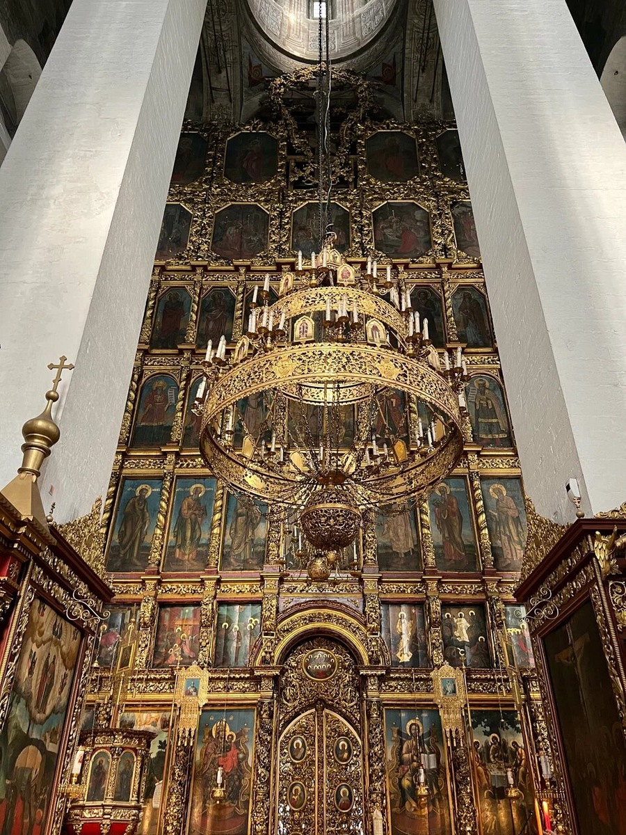 Высота богатого иконостаса с роскошной резьбой по дереву — 42 м. В соборе покоятся мощи нескольких псковских святых. Фото: Аня Загороднюк / Яндекс Карты