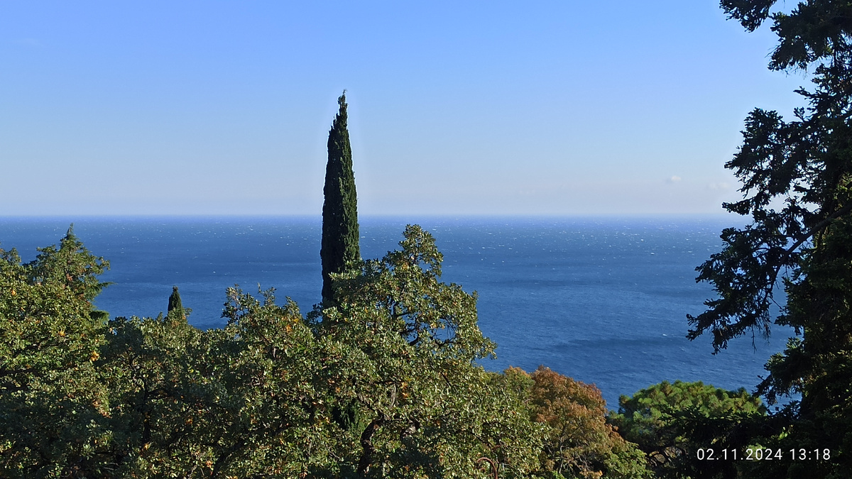 Вид с территории дворца. В море "барашки") 