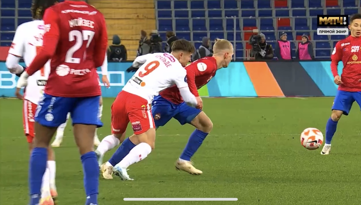 У Угальде нет ни одного шанса отобрать мяч у Кисляка. Он намеренно фолит. 