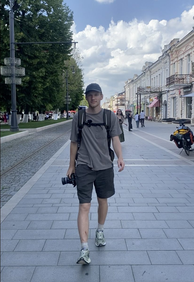 это я иду в шортах по центру Владикавказа