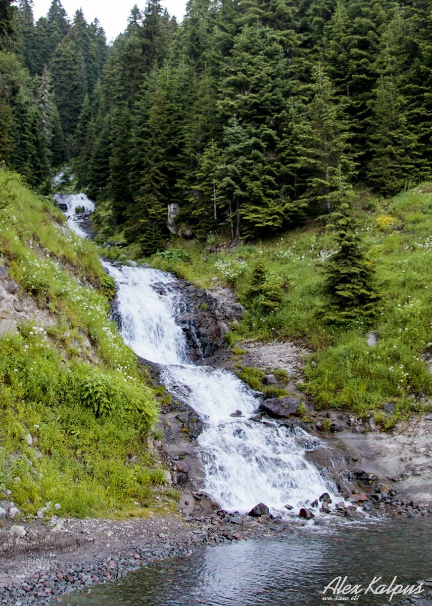 Вот такой мелкий водопадик. Проезжать надо через эту лужу. Я всегда вхожу в лужу и измеряю глубину. Машина проедет или нет? Если я сомневаюсь, я буду ждать встречную машину или попутную (на всякий случай). И главное трос! Он всегда есть! Я всегда смог переехать.