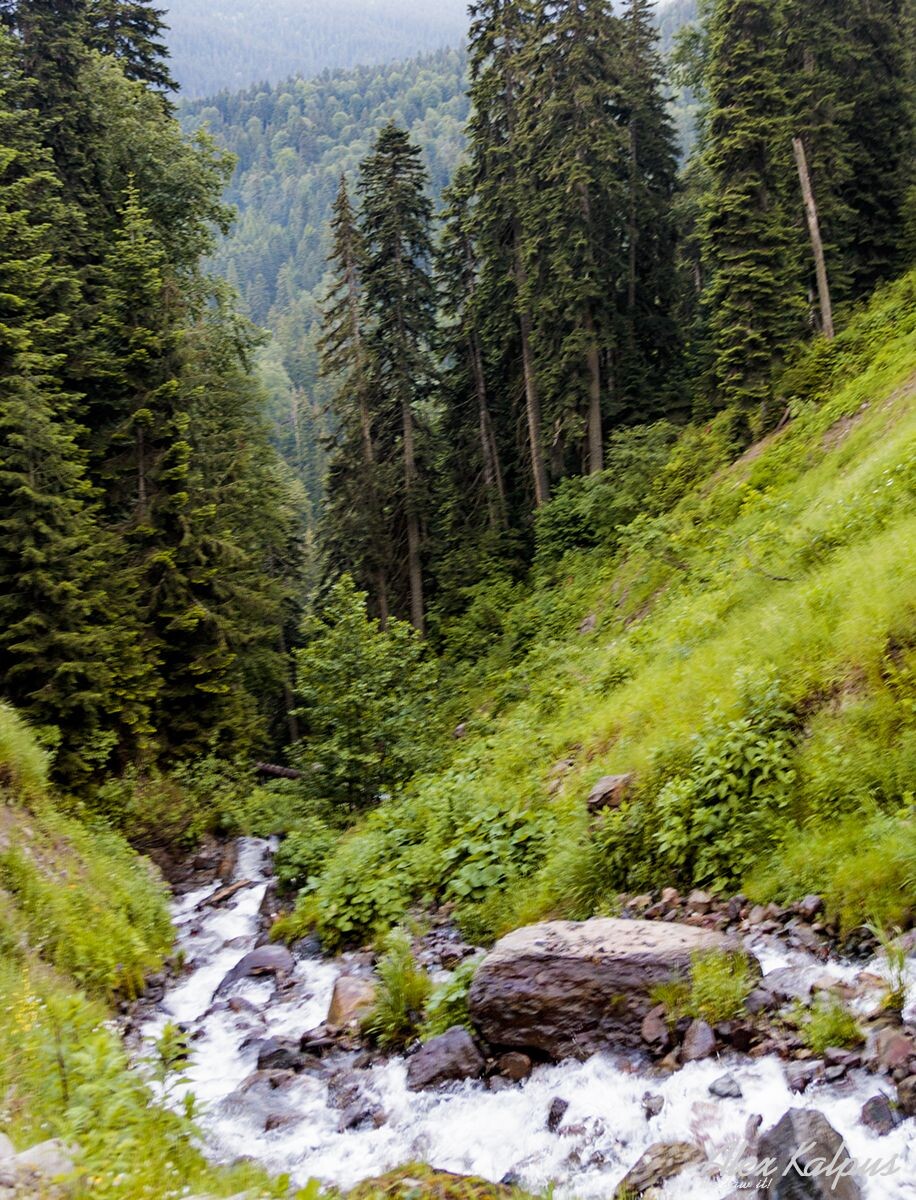 Тот же самый водопадик. Только с другой стороны дороги. Если свалитесь - никогда не найдут. И не пытайтесь долбанные селфи делать в опасных местах! 