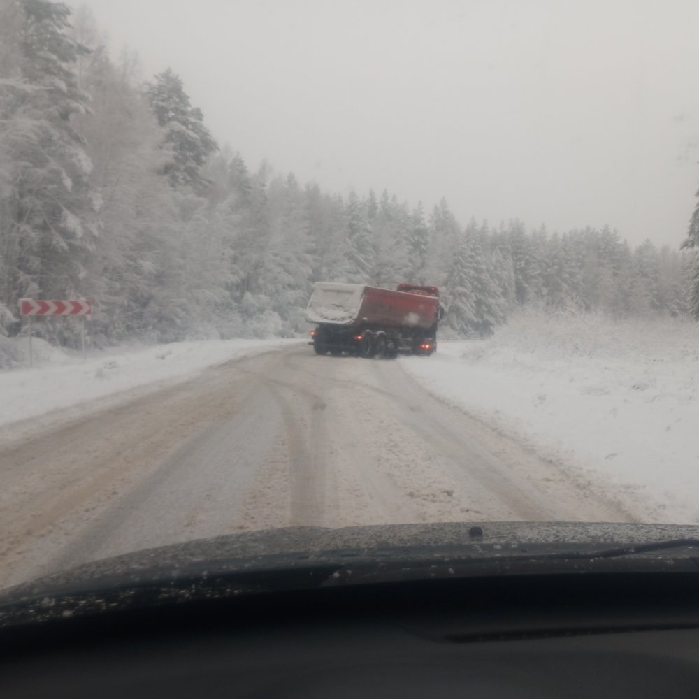    Из-за сильного снегопада и метели нас автодороге «Югра» ввели ограничения скорости