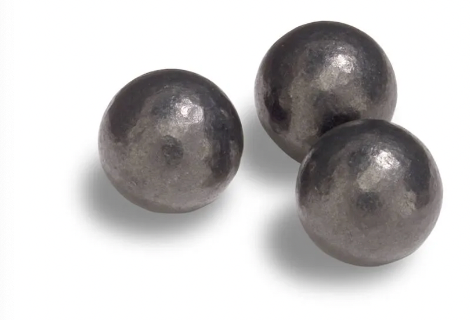 
На фото вы можете увидеть сферическую форму круглых свинцовых пуль, предназначенных для дульнозарядных ружей