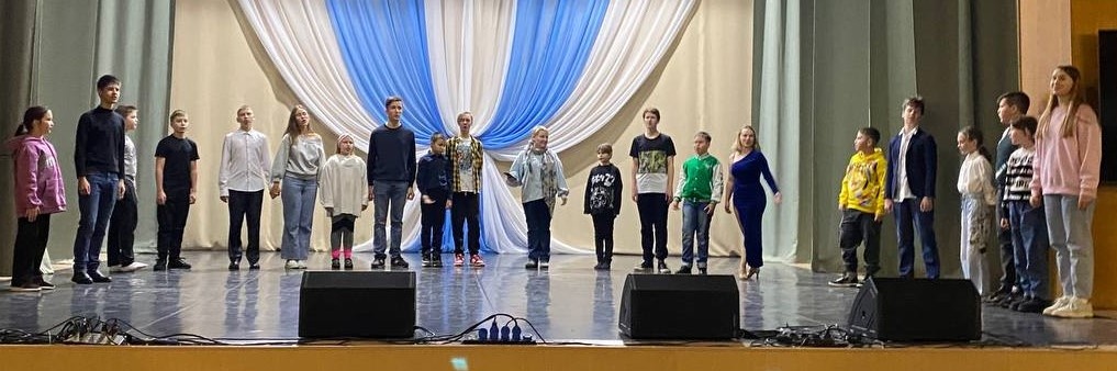 СТАРШИЕ И МЛАДШИЕ "МЕЧТАТЕЛИ" ЛИЦЕЙСКИЕ И ДВОРЦОВЫЕ- ВМЕСТЕ) Вчера прогоняли номер для Дня рождения Дворца: мы- "закрывающие")) Выступаем - завтра)) Приходите!