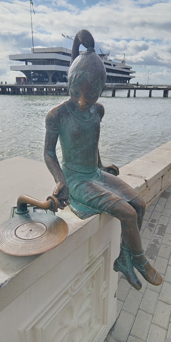 Скульптура девочки на набережной Сухума