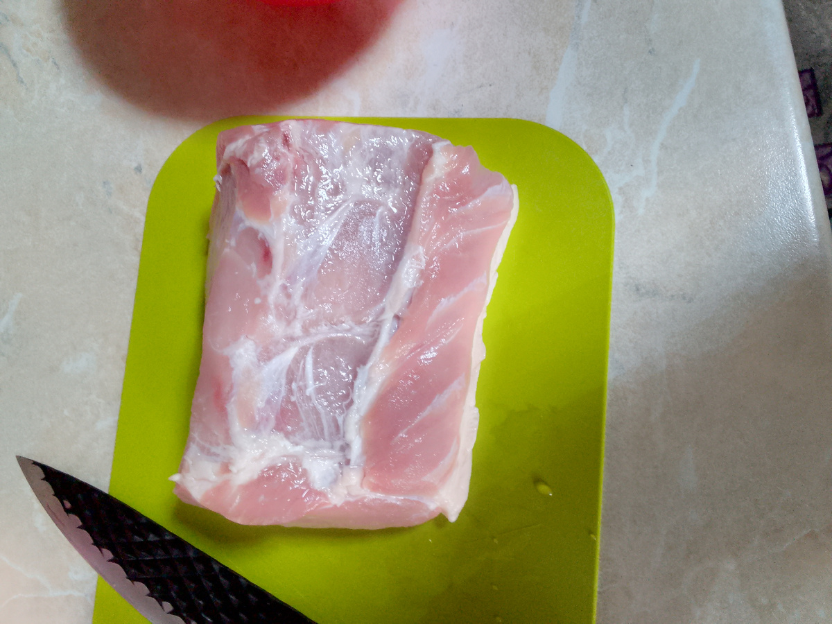 Берем кусочек свинины, моем. 