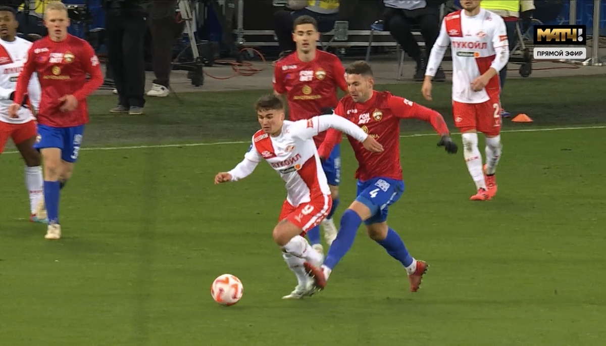 Роша в попытке догнать Угальде касается ноги спартаковца. Рабочий футбольный неумышленный фол. 